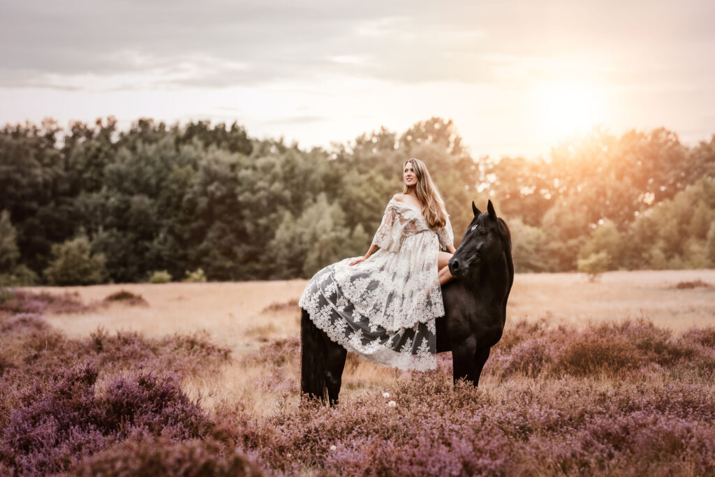 frau auf pferd in der heide heideshooting kimage photografie pferdefotografie